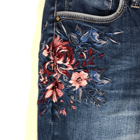 White House Black Market girlfriend fit floral embroidered jeans size 4 - Picture 3 of 12